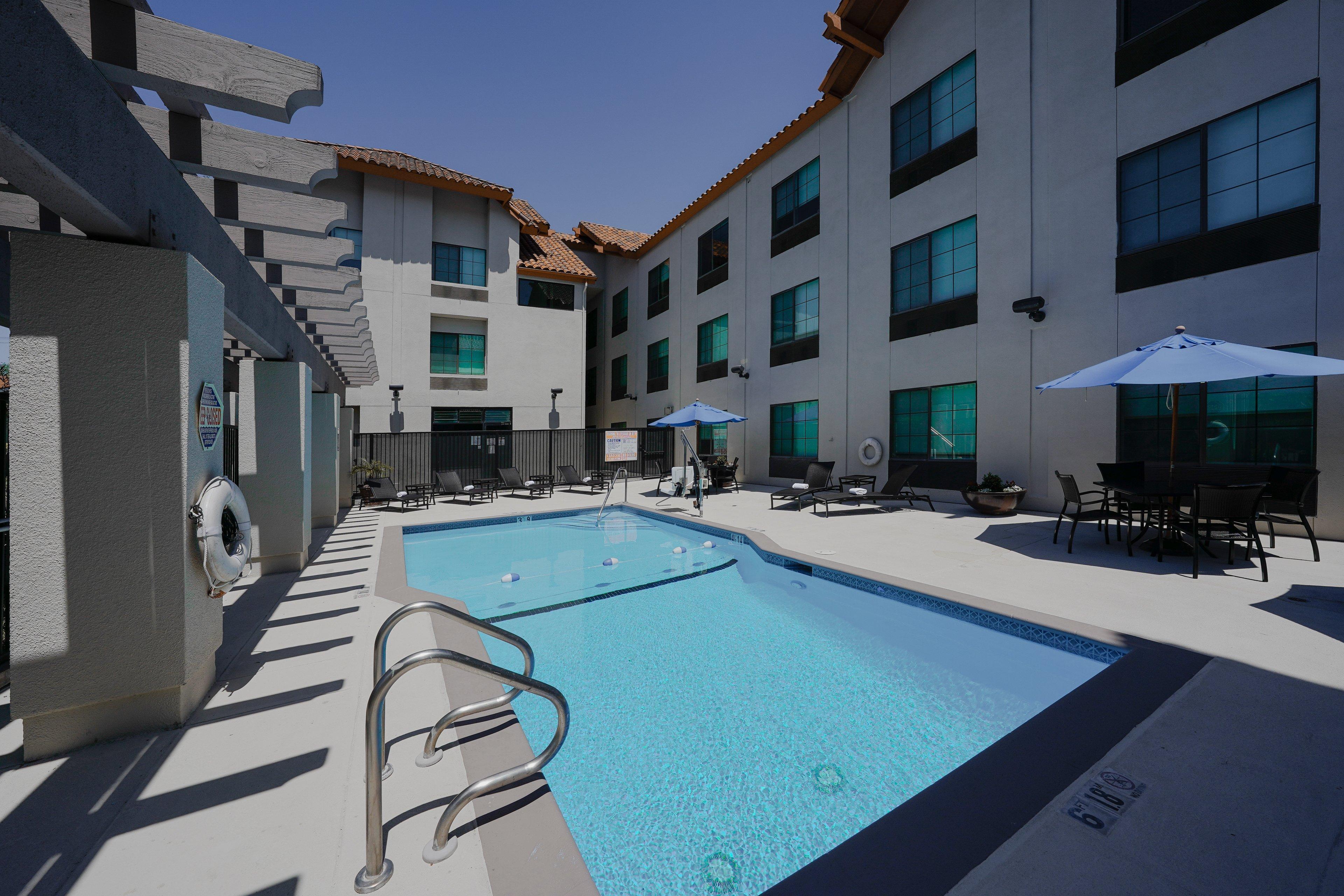 Holiday Inn Express & Suites Santa Clara - Silicon Valley By Ihg Exterior photo